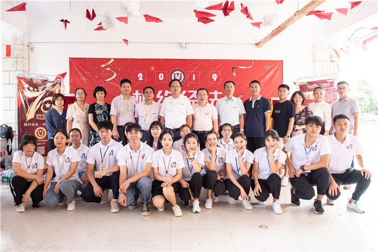 院领导在经济与法学系迎新点合影 林响摄.jpg