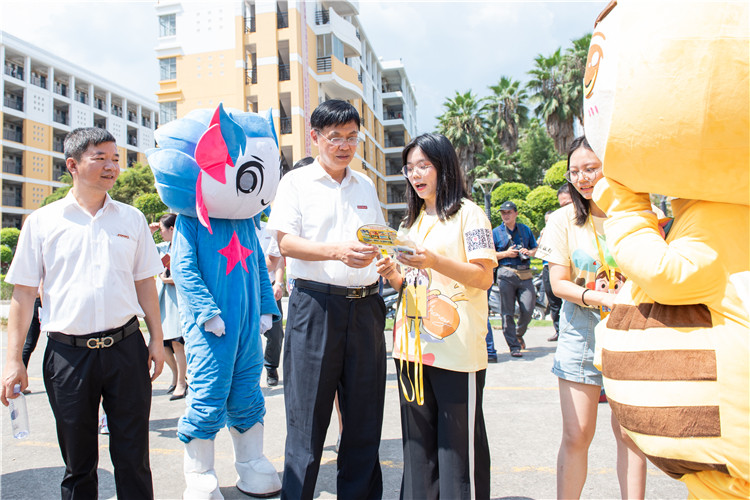院学生记者站站长傅静敏向福建师范大学党委李宝银书记介绍“甜蜜开学季”新生礼 林响摄 (3).jpg