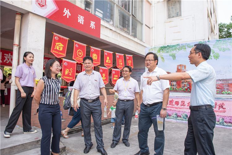 院领导看望慰问各系迎新点 林响摄 (2).jpg