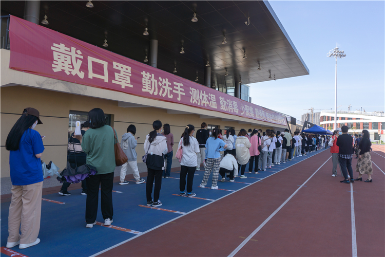 20220318学子们排队进行核酸检测 杨业伟(摄).jpg