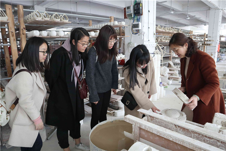 20180322经济与法学系学子了解制瓷工序、工具 陈礼平摄.JPG