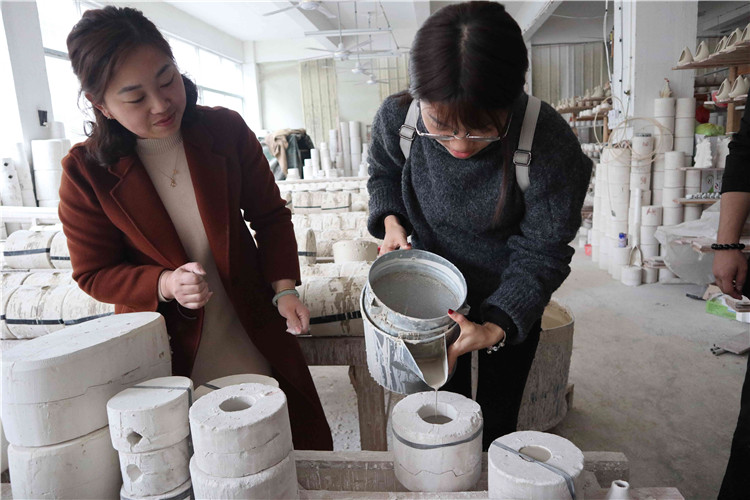 20180322经济与法学系学子体验制瓷工艺 陈礼平摄.JPG