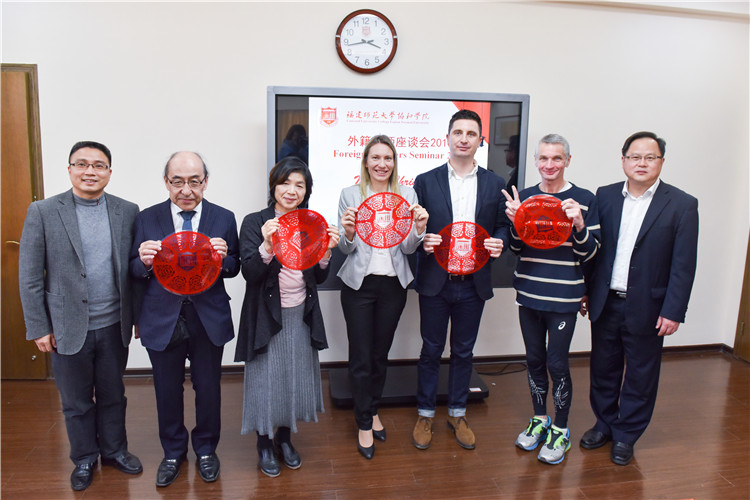 20181219 院领导与外籍教师合影 杨竞雯摄 (10).jpg