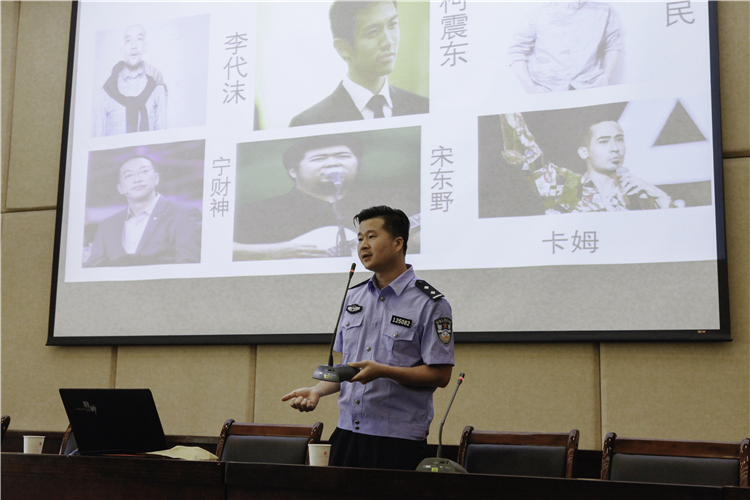 20210602”青春无毒,绿色校园“禁毒知识讲座 黄思亮警官演讲 刘梦卿摄.jpg
