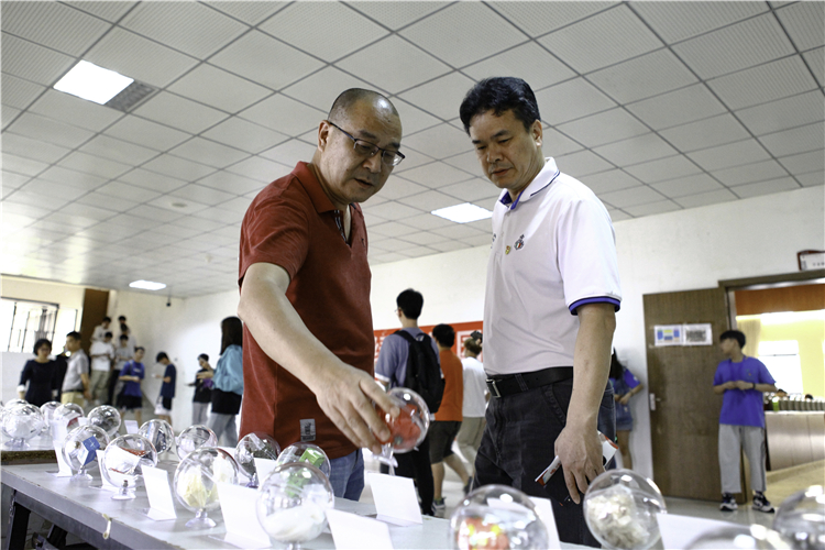 20210602”青春无毒,绿色校园“禁毒知识讲座 张鹏程书记参观毒品展 刘梦卿摄 (2).jpg