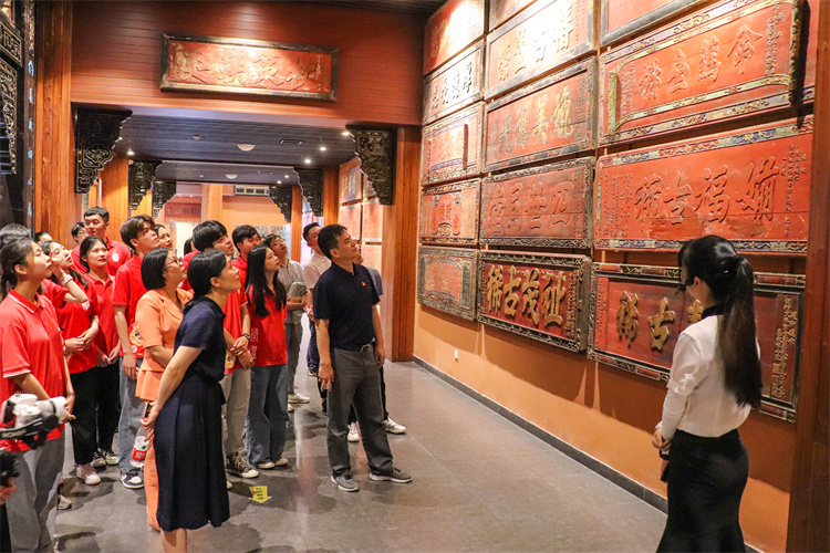 管理学系2019届财务管理校友林利弘作为尤溪博物馆讲解员为师生进行讲解.jpg