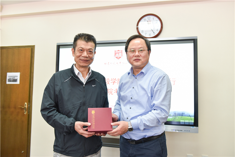 20191115集美大学诚毅学院梁新潮院长一行莅院考察交流 张华荣院长与集美大学诚毅学院梁新潮院长合影 林响摄.jpg