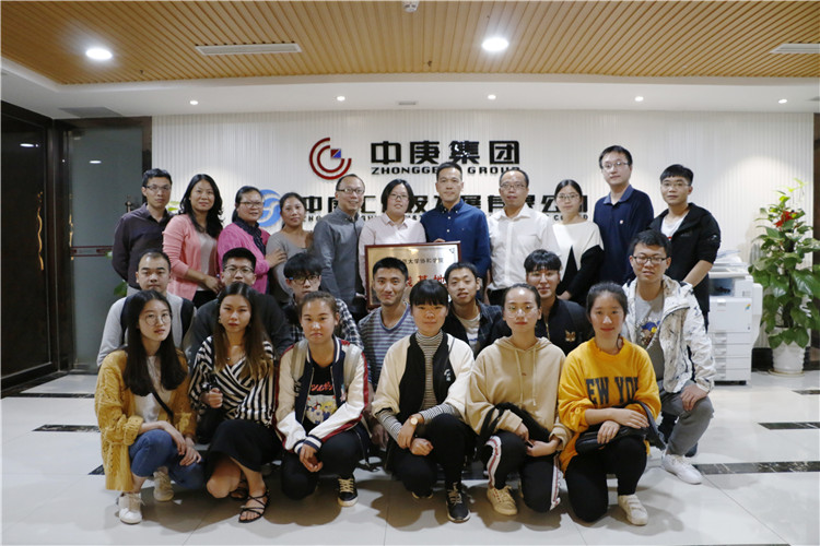 管理学系师生与企业负责人合影留念 施轩杰.JPG