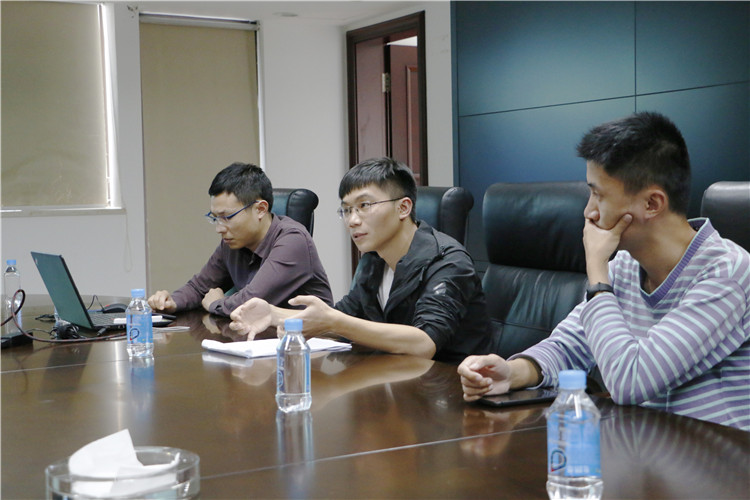 校友会上 校友分享学习和工作经验 施轩杰.JPG