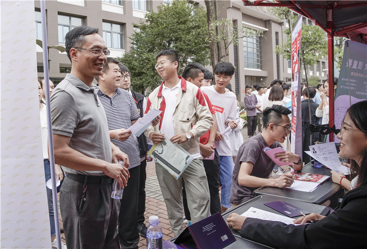 20191026 协和学院2020届毕业生校园招聘会 陈晓斌书记莅临现场指导 陈一健摄 (4).jpg