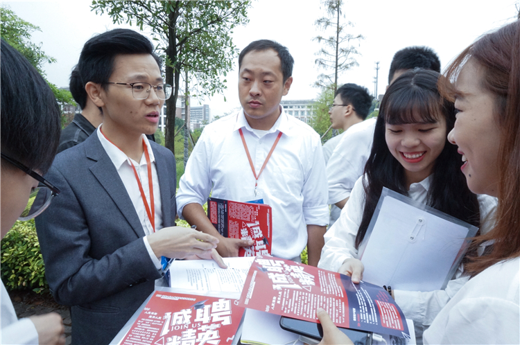 20191026 协和学院2020届毕业生校园招聘会应届毕业生进行咨询 丘浩荣 摄 (8).jpg