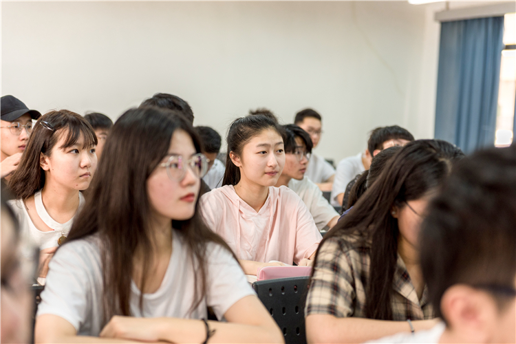 20190902开学第一课学生认真听讲 林响摄.jpg