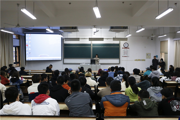 2、经济与法学系2017届校友林晶晶正在和同学们交流.jpg