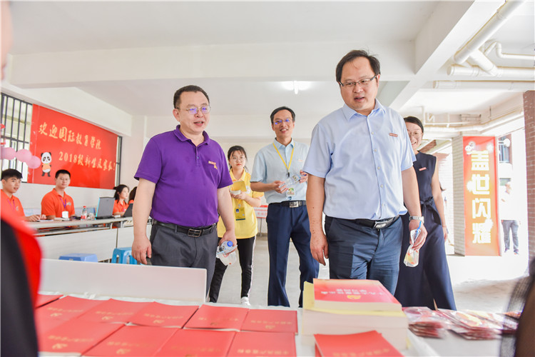 20180915 张华荣院长和黄俊兴书记参观国际教育学院招新亮点 林响摄 (2).JPG