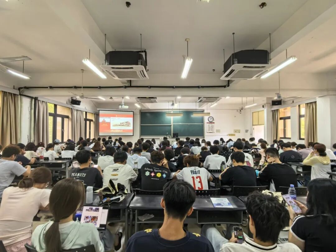 开学第一课(陈芷莹摄).jpg