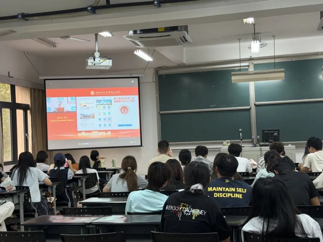 图书馆的资源与利用(陈芷莹摄).jpg