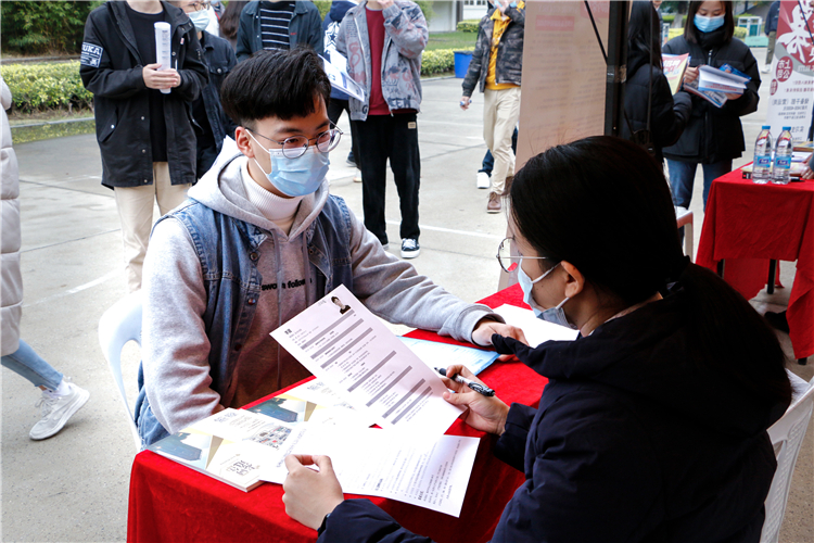 20201223管理学系专场招聘会学生特写陈柯摄 (2).jpg