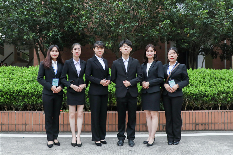 1、由6名法学学子组成的学院代表队合影.jpg