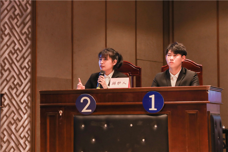 2、我院代表队选手与对手展开激烈辩论.jpg