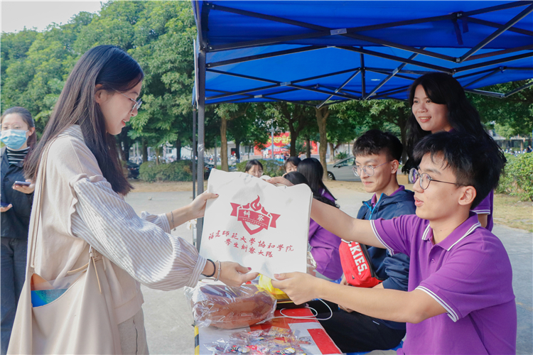 20201125 福建师范大学协和学院2020年消防专题宣传教育活动 同学兑换礼物刘梦卿摄.jpg