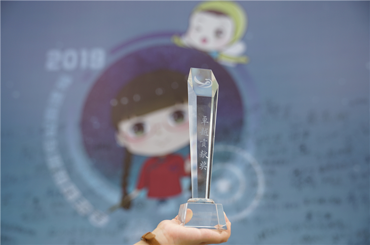20190517学院官微与学生记者站分别获2019福建校媒“十佳微信公众号”和卓越贡献奖 陈燕红.jpg