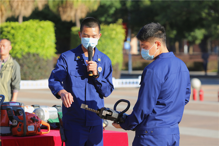 20211110福建师范大学2021年反恐反暴、消防演习 同学们体验灭火 林鑫淇(见习记者)摄13.JPG