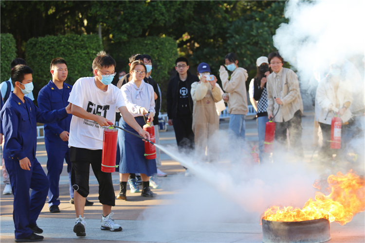 20211110福建师范大学2021年反恐反暴、消防演习 同学们体验灭火 林鑫淇(见习记者)摄21.JPG