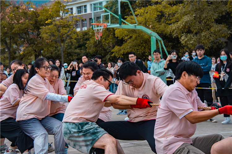 20201114拔河比赛 外语系拔河比赛 翁柏杨(见习记者)摄.jpg