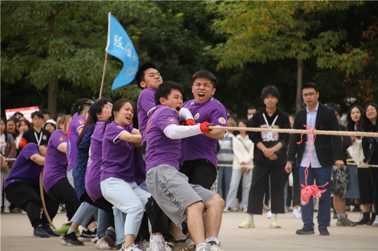 20201114拔河比赛 国际商学系参赛选手正在比赛 张松涛摄.jpg