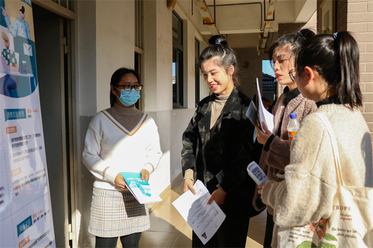 20211201福建师范大学协和学院外语系、国商系招聘会 招聘者向应聘者介绍公司的具体情况 黄月潭摄 (5).jpg