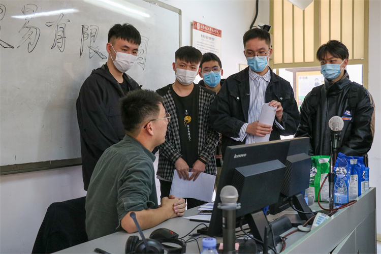 20211201福建师范大学协和学院外语系、国商系招聘会 招聘者向应聘者介绍公司的具体情况 黄月潭摄 (6).jpg