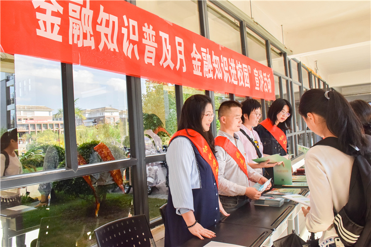 20191106 教工党员为学生分发宣传册.jpg
