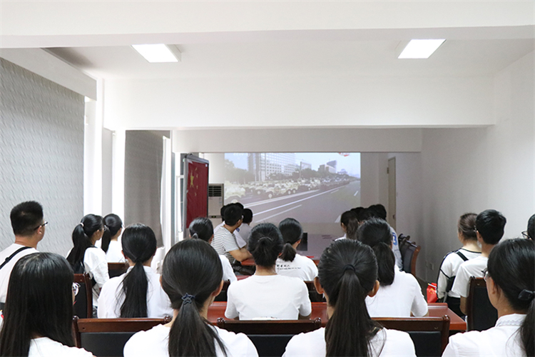 1、经法学子观看新中国成立70周年庆祝大会和阅兵仪式直播.jpg