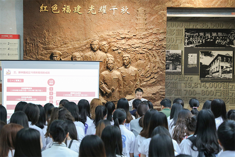 9、经济与法学系情景式主题党课讲“活”初心与使命.jpg
