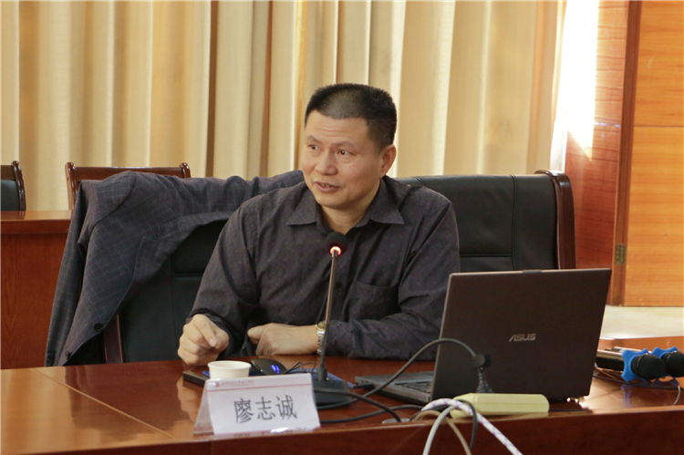 20201112我院召开本学期形势与政策课集体备课会廖志诚老师讲话 李欣摄.jpg
