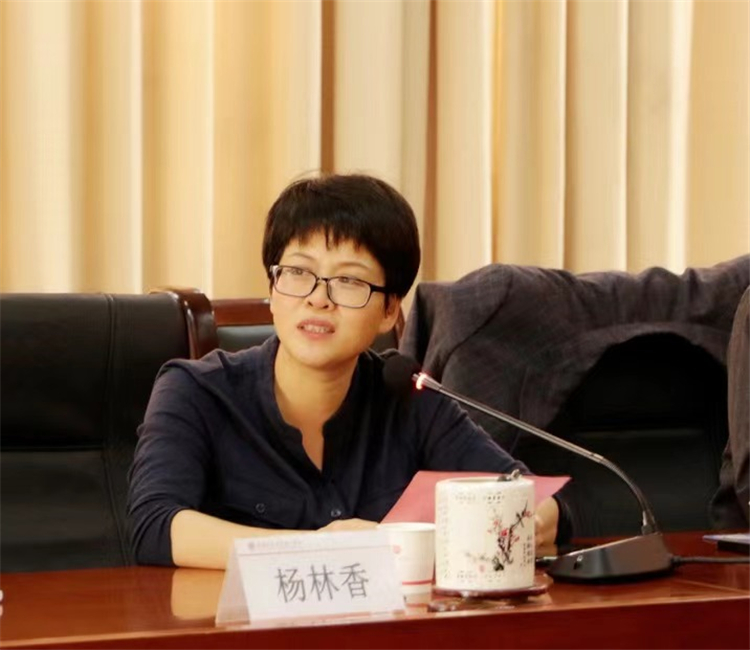 20201112我院召开本学期形势与政策课集体备课会 杨林香老师讲话 李欣摄.jpg