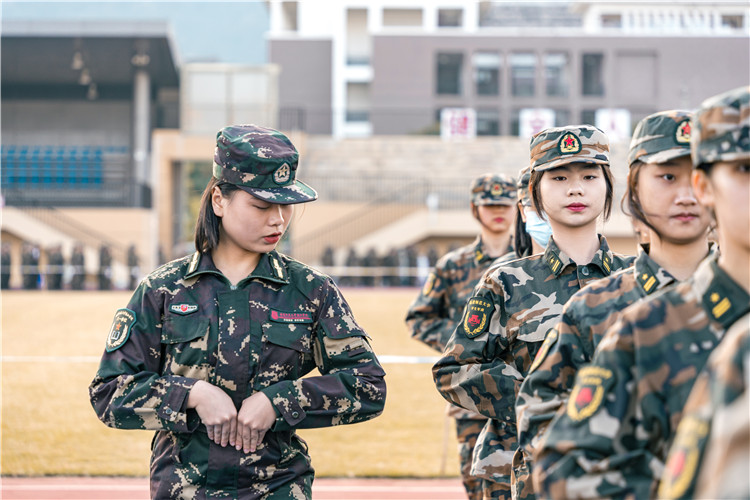 梁晨怡助教指导学生动作 翁柏杨摄.jpg