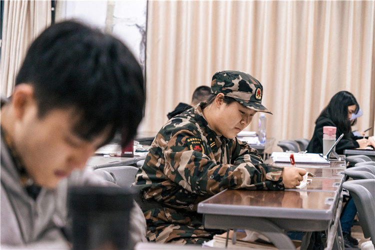 池晓荷在教室学习 翁柏杨摄(2).jpg