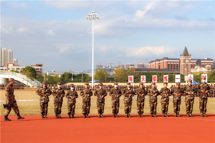 20211208军训ING “挺”拔走正步 陈静莹摄.jpg