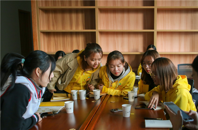 学生记者们交流各自经验 游慧娴摄.JPG