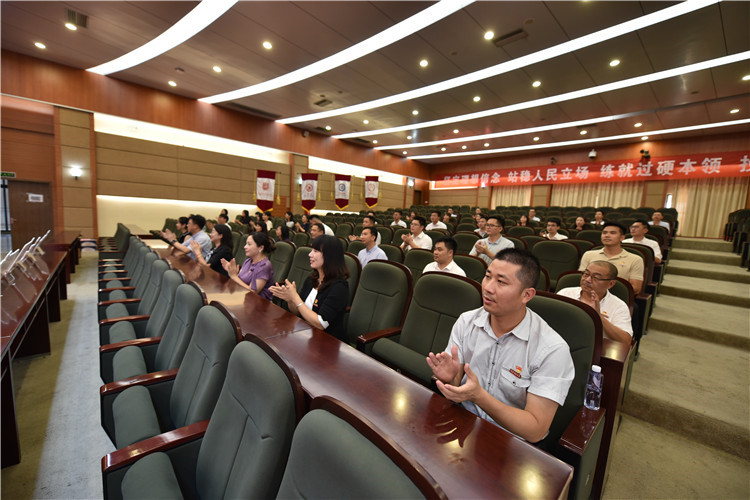 202006272020届学生毕业典礼暨学位授予仪式 杨竞雯-3.jpg