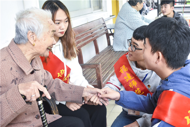 20181020 志愿者问老人平常生活如何 苏其凡摄.JPG