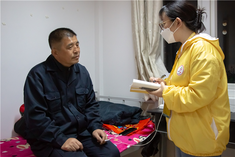 20220320 福建师范大学协和学院疫情留校业务人员采访 采编部记者采访王志中叔叔 李槟槟 摄-14.jpg