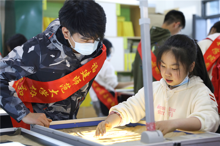 3、“一沙一画,品农之辛劳”沙画活动.jpg