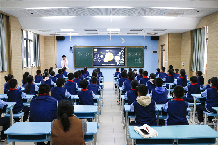 1、“一粥一饭,思来之不易”主题知识教育.jpg