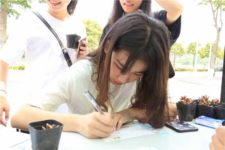 20180422协和学生为山区孩童写明信片 李燕萍摄 (2).jpg
