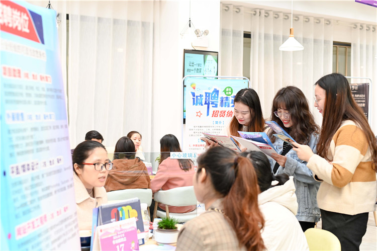 20191215同学与招聘人员交流沟通 (3).JPG