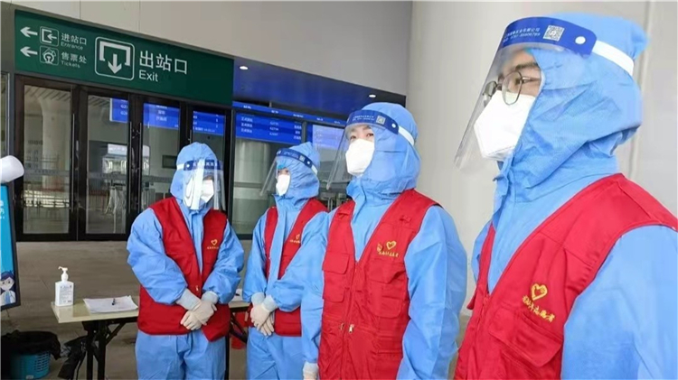 20220306 2019级商务英语专业赖秋欣参加疫情防控志愿任务.jpg