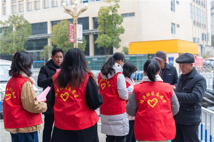 20220306 志愿者向居民宣传防疫要求.jpg