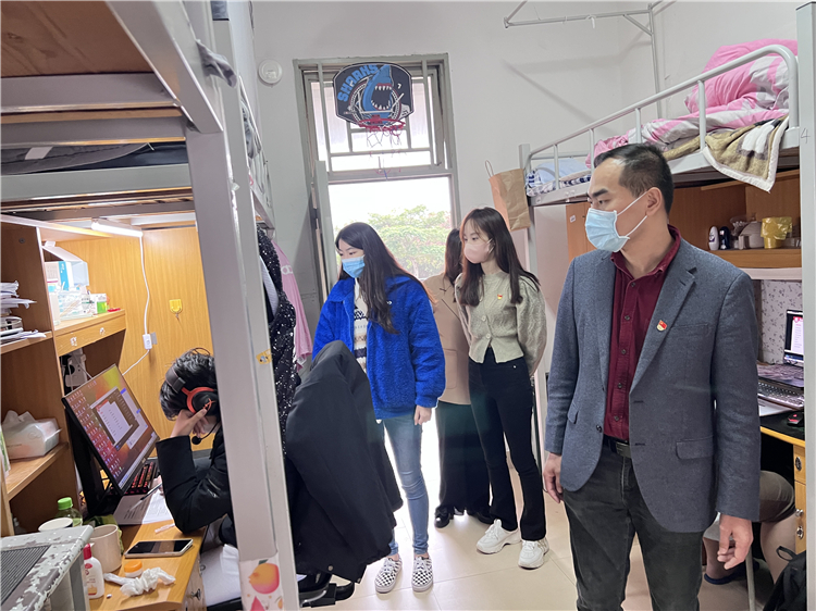 20220321国际教育学院党员防疫突击队进行防疫指导工作 1.jpg